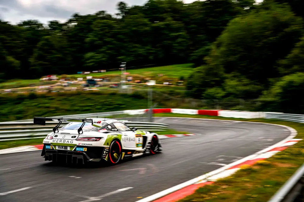 Auto con llantas YOKOHAMA ADVAN termina primero en la cuarta ronda de la Nürburgring Langstrecken Serie 2024